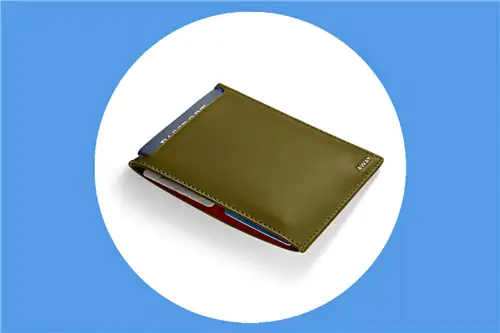 Обложка для паспорта выполнена из гладкой блестящей кожи и оснащена защитой RFID.