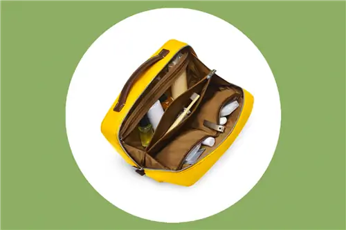 Гладкая кожаная поверхность большой сумки для туалетных принадлежностей и внутреннее покрытие с покрытием позволяют легко убрать пролитую жидкость.