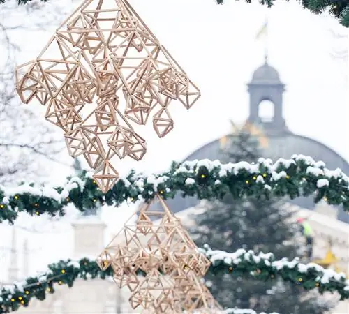 Украинцы украшают свои елки пауками и искусственными паутинами в знак удачи.