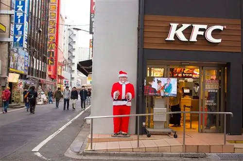 «Бочки для вечеринок» KFC - популярный выбор для рождественского ужина в Японии.