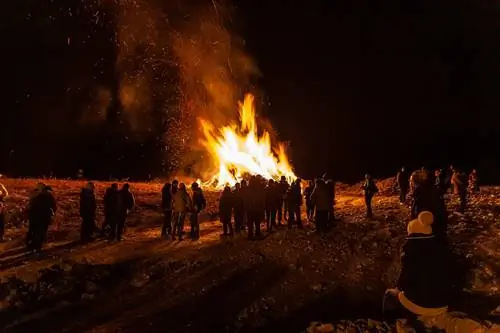 Во время Паневина итальянцы сжигают марионеток, похожих на ведьм, которые символизируют прошлогодние проступки.