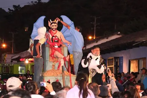 Гватемальцы сжигают искусственных дьяволов, чтобы начать праздничный сезон свежими.