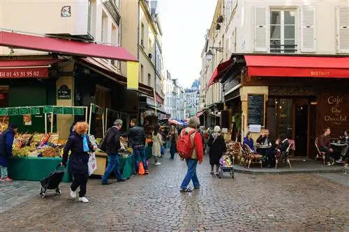 Улица Муфтар восходит к 12 веку, когда она служила дорогой для римлян в Париже.