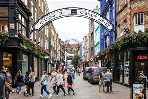 Расположенная в лондонском Вест-Энде, улица Карнаби известна как место рождения движения «Свингующий Лондон» 1960-х годов.