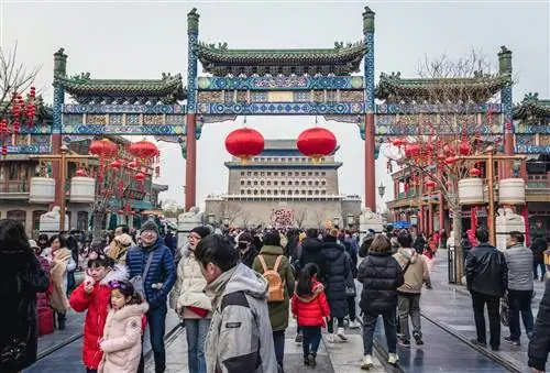 Улица Цяньмэнь расположена в центре Пекина напротив Стрельбищной башни Чжэнъянмэнь.