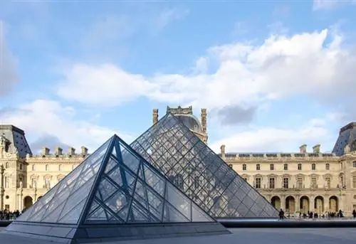 Лувр в Париже