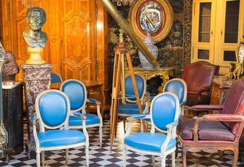 Мебель на всемирно известном блошином рынке MarchÈ aux Puces de Saint-Ouen в Париже, Франция.