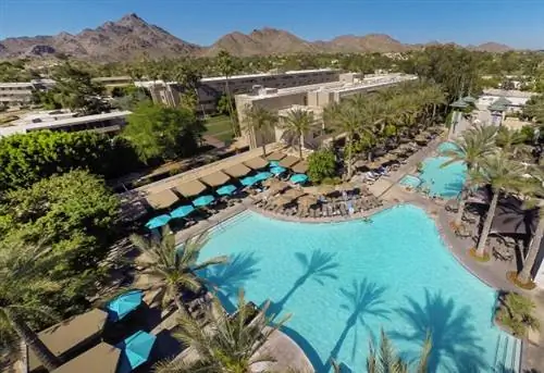 Райский бассейн в отеле Arizona Biltmore, курорте Waldorf Astoria Resort в Фениксе, штат Аризона.