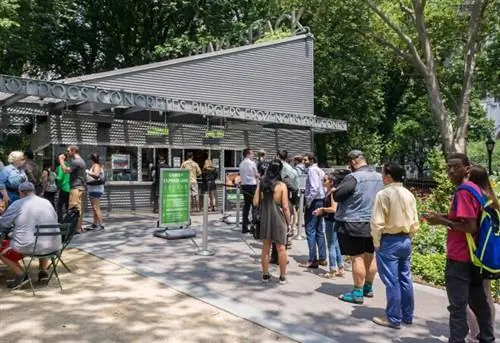 Толпы любителей гамбургеров в Shake Shack в Мэдисон-сквер-парке в Нью-Йорке.
