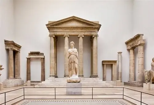 Германия, Берлин, Музейный остров, Пергамский музей Pergamonmuseum, зал, посвященный эллинистической архитектуре, западный фасад Зевса Сосиполя Магнезия на храм Меандра Турция, датируемая началом II века до н.э.