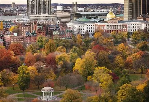 Беседка в парке со зданиями на заднем плане, Parkman Bandstand, Boston Common, Капитолий штата Массачусетс, Beacon Hill, Бостон, Массачусетс, США