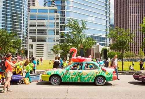 Более 250 000 зрителей выстроились вдоль улиц в центре города, чтобы посмотреть на этот парад, на котором демонстрируются самые диковинные произведения народного искусства Хьюстона на колесах.