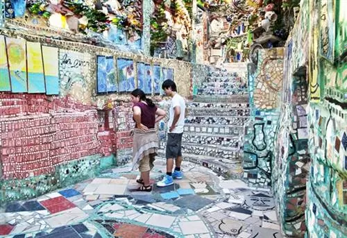 Посетители в восторге от художественной страны чудес Исайи Загара, Волшебных садов Филадельфии, расположенных на Саут-стрит. Местный художник использует керамическую плитку, зеркала и найденные предметы для создания красочных и необычных мозаичных росписей. Те, кто интересуется творчеством Загара, могут совершить самостоятельную экскурсию по садам или присоединиться к пешеходной экскурсии по мозаичным фрескам.