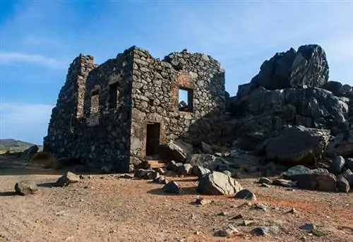 Руины золотого рудника Буширибана в Арубе, островах ABC, Нидерландских Антильских островах, Карибском бассейне, Центральной Америке