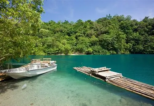 Ямайка, Голубая лагуна, лодка и деревянный плот на лагуне