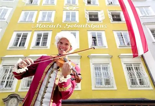 Mozart Darsteller vor Mozarts Geburtshaus. апрель 2006 г.