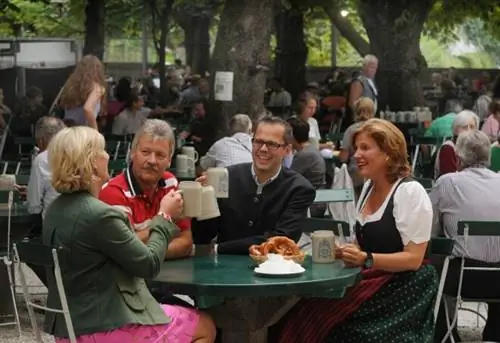 Biergarten des Augustiner Bräu Kloster Mülln zu Salzburg