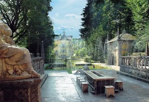 Die Wasserspiele в Хельбрунне. Der Fürstentisch und im Hintergrund das Lustschloss.