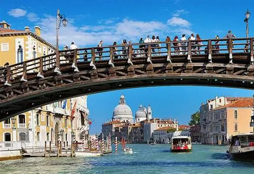 Венеция - Мост Академии через Гранд-канал (Canal Grande), Венеция, Италия, ЮНЕСКО.