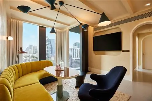 Standard, Bangkok Mahanakhon был разработан с изогнутыми углами и насыщенными цветами.