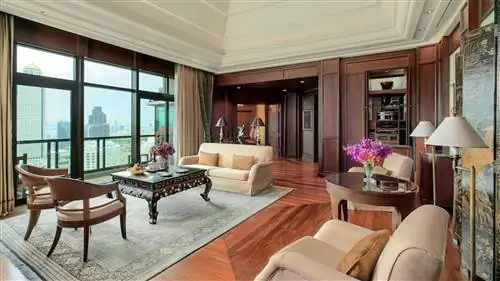 Номера отеля Peninsula Bangkok отделаны тиком и шелком.