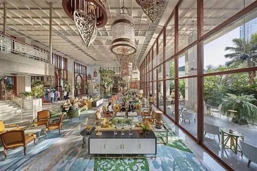 Отель Mandarin Oriental Bangkok известен своими люстрами в форме колокола в вестибюле.