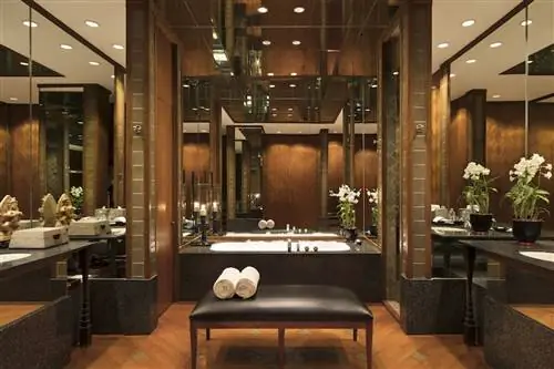 Номера отеля Sukhothai Bangkok отделаны тиковым деревом.