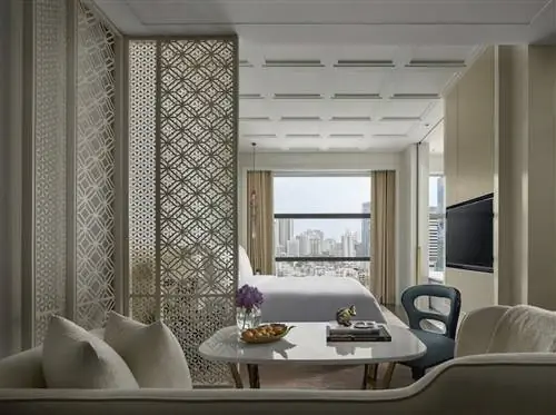 Из номеров отеля Rosewood Bangkok открывается вид на район Плоен Чит.