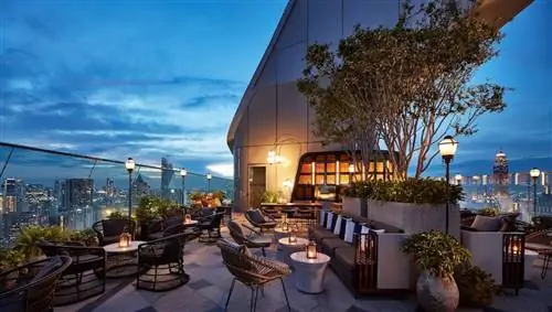 Из бара на крыше Park Hyatt Bangkok открывается панорамный вид на город.