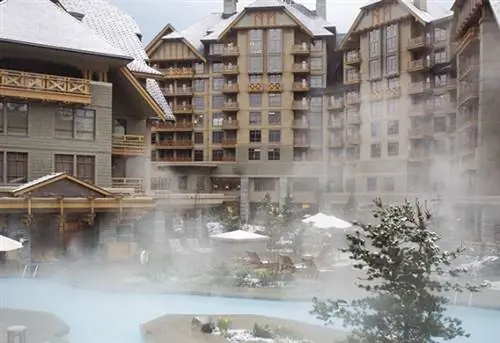 Сторона бассейна с видом на курорт Four Seasons.