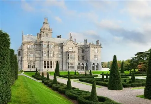 Адэр, Ирландия, река Мейг, поместье 19 века, каменные стены, башни и фронтоны на 840 акрах ухоженных садов и диких лесов, стиль неоготики, 365 витражей, 52 дымохода,