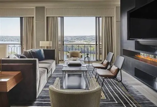 Озеро Леди Бёрд, отель Four Seasons в Остине, штат Техас, гламурный, элегантный курорт, лаунж-живая музыка, бассейн с морской водой, прогулки на свежем воздухе, стильный, пешеходная и велосипедная дорожка у озера Леди Берд, районы Даунтаун и Боулдин-Крик в нескольких минутах ходьбы, спа-центр в стиле Хилл-Кантри, стейк-хаус