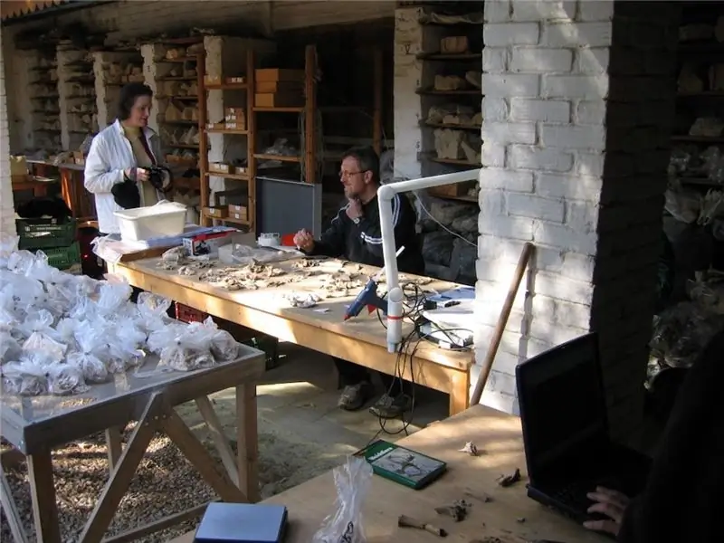 Историк искусства Нэнси Томас (слева) работает с Герхардом Форстенпойнтнером, специалистом в области ветеринарной анатомии, на раскопках в Эгине Колонна, Греция