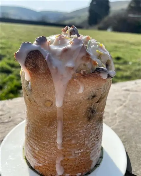 Круглая глазированная паска, запеченная в банке