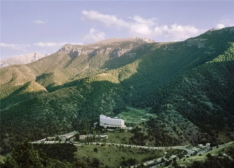Санаторий Заамин в Заамынском национальном парке, Узбекистан. Процедуры включают соляную комнату и лекарственные растения из окружающей загородной местности