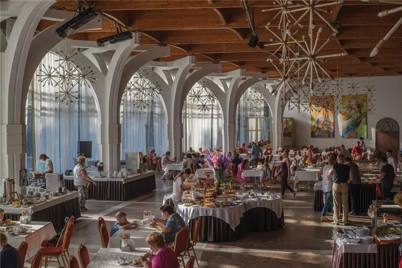 Столовая в санатории Липки в России, где предлагаются современные процедуры, в том числе шоколадные обертывания и рыбный педикюр