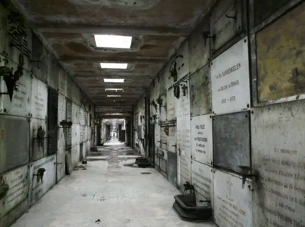 Этот склеп когда-то страдал от разжижения гробов и взрыва шкатулок