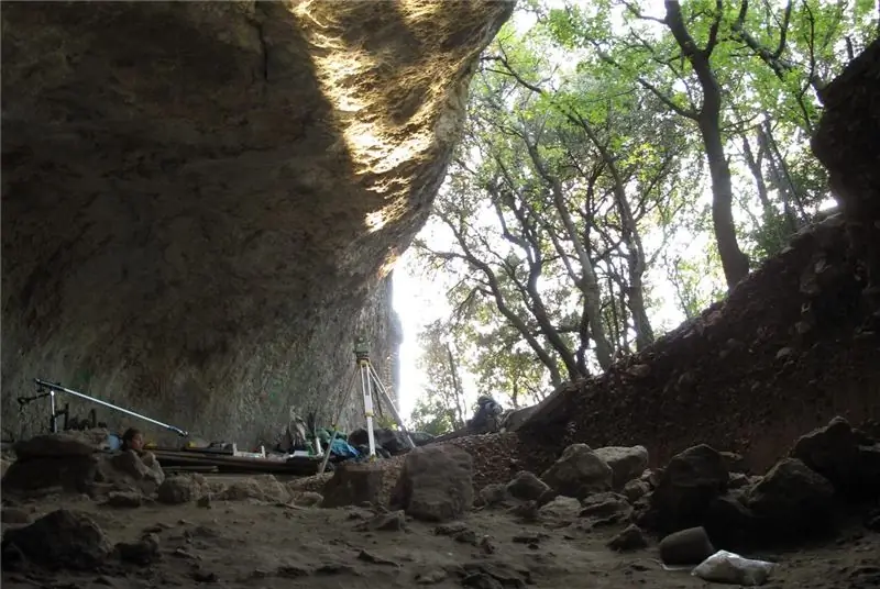 Скальное убежище Grotte Mandrin неоднократно использовалось неандертальцами и современными людьми на протяжении тысячелетий
