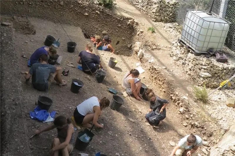 Вид на раскопки у входа в Грот Мандрин