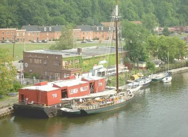 Баржа Lehigh и выставочная баржа Waterfront Museum
