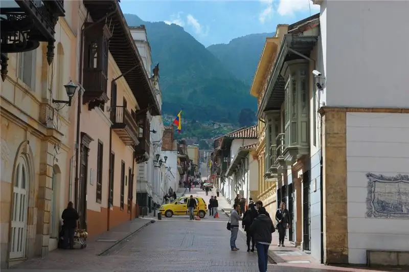 В Боготе, Колумбия, Мануэла Саенс и Симон Боливар жили в историческом районе, известном как Ла-Канделария. Именно здесь, в Паласио-де-Сан-Карлос, Саенс помог Боливару избежать покушения