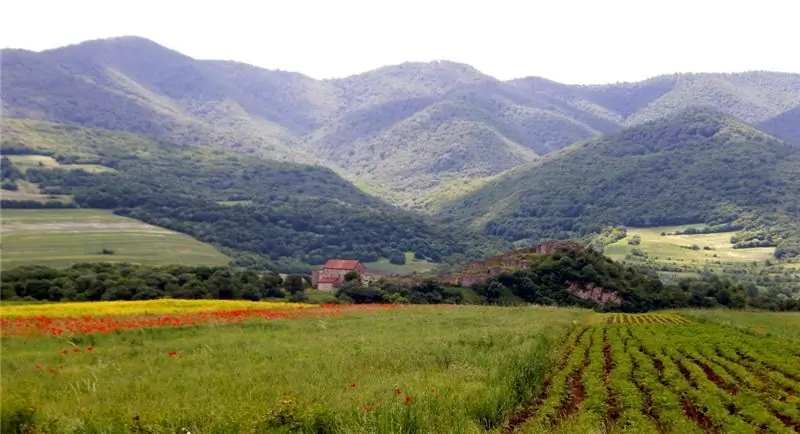 Мыс Дманиси, узнаваемый по средневековой крепости, возвышается над сельскохозяйственными угодьями и глубокими речными долинами
