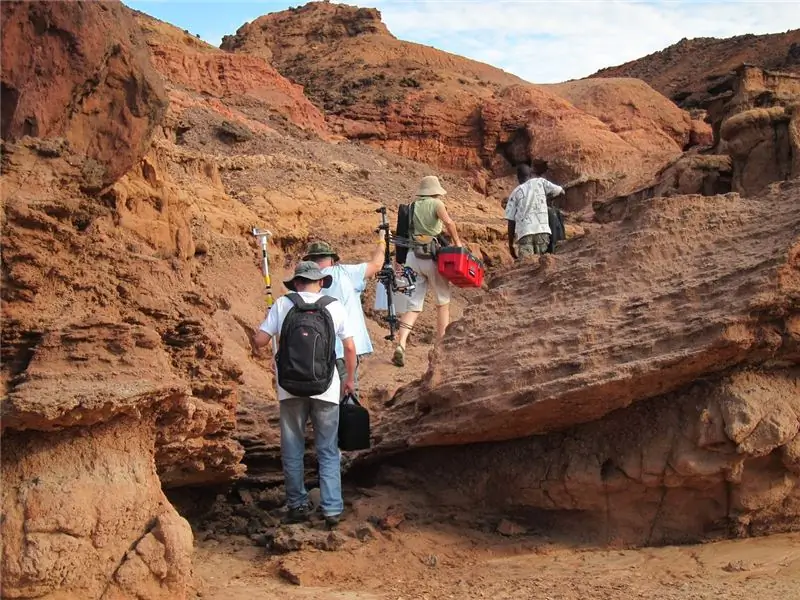 Исследователи отправляются в Лотагам, одно из многих мест, рассказывающих историю эволюции человека у озера Туркана в Северной Кении