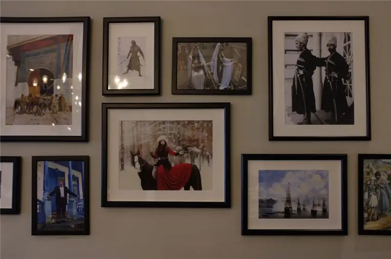 Стены Самавера отдают дань уважения традиционным черкесским фигурам и одежде