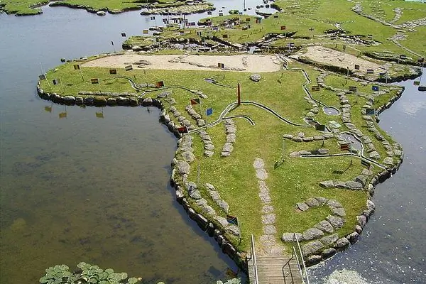 Карта мира, сделанная из земли и камня