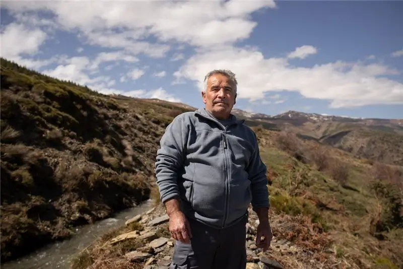 Ortega рядом с acequia, которая непрерывно функционировала со времен средневековья Ortega рядом с acequia, которая непрерывно функционировала со времен средневековья