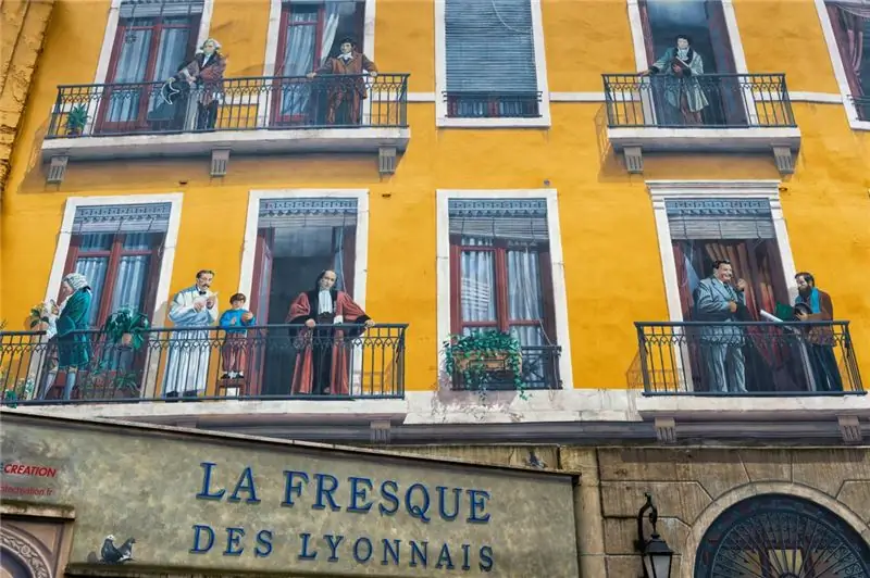 «La Fresque des Lyonnais», одна из 150 росписей, которые сейчас украшают город, изображает знаменитых жителей, таких как Антуан де Сент-Экзюпери, автор «Маленького принца», и братья Люмьер, пионеры кинематографии