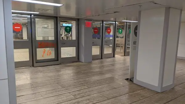 ЦМТ, станция «E», вход в метро