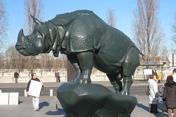 Статуя носорога