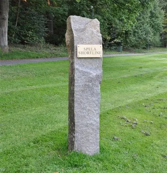 Играть в монумент на берегу